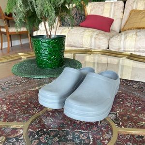 C.A.S.L.O.N // light blue-gray nursing clogs